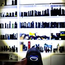 1支超亮聚光LED手电筒，战术手电筒，内置电池，应急露营手电筒，铝合金材质