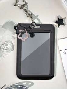 Móc khóa hình ngôi sao màu đen, có thể dùng làm phụ kiện trang trí túi xách, móc chìa khóa, đựng thẻ ID, thẻ thành viên, thẻ giao thông, ảnh, thẻ địa chỉ, thẻ ra vào, có chức năng bảo vệ. Thích hợp sử dụng hàng ngày, trang trí hoặc làm quà tặng cho bạn bè, gia đình, người yêu. Lý tưởng cho Ngày Valentine, sinh nhật, Ngày của Mẹ, hoặc dịp tựu trường. - Nhiều màu - Xem 6