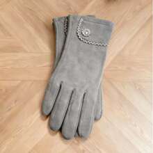 秋冬女溫柔風復古優雅麂皮手套 花邊花朵裝飾保暖觸控螢幕加絨防寒保暖手套 優雅女手套 秋冬保暖防風可觸控復古蕾絲裝飾分指手套 日常百搭柔膚麂皮加絨保暖手套 優雅女款手套 秋冬保暖防風可觸控復古花邊裝飾分指手套 日常百搭柔膚麂皮加絨保暖手套觸屏防寒麂皮手套 花朵紐扣裝飾手細觸地觸感 - 酒紅色 - 查看 1