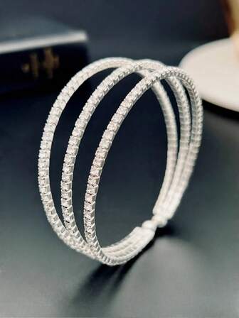 1条三排水钻镶嵌手链，适合女性日常佩戴，例如旅行、购物、聚会等场合。