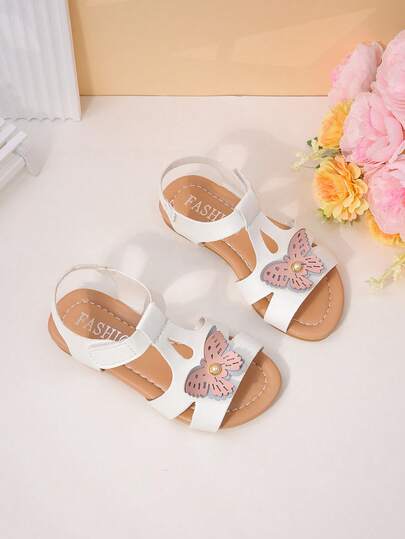 1双女童凉鞋，蝴蝶和人造珍珠装饰，人造革材质，防滑透气，露趾低帮，平底，甜美公主风凉鞋，夏季外出/派对穿搭