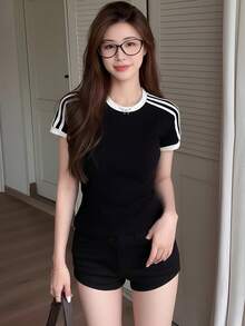 四条纹肩部短袖T恤，性感风格，时尚青春，修身剪裁，简约露脐休闲黑色上衣 - 黑色 - 查看 4