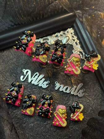 10件套蝴蝶结圣诞美甲套装，春冬季法式美甲贴片，玫瑰红法式美甲，蝴蝶结美甲饰品，搭配心形金属饰品、山茶花和铆钉，4种尺寸可选，鸭子美甲，附赠美甲工具（1张果冻贴片+1把指甲锉），适合派对、圣诞节、休闲和日常佩戴，是送给女性和女孩的绝佳圣诞礼物，经久耐用。