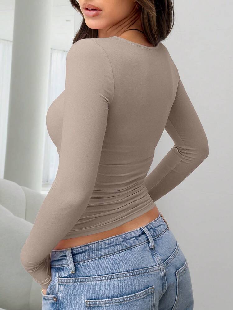 Camiseta ajustada y versátil para mujer con cuello redondo, manga larga, fruncida, de ajuste ceñido, adecuada para las temporadas de verano y otoño/invierno - Caqui - Ver 5