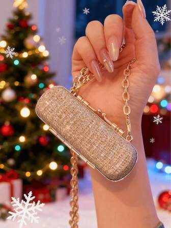 La mini bolsa del río estrellado presenta una cadena dorada y un diseño de diamantes completo, fusionando la luz de las estrellas en los accesorios. Sirve tanto como caja de almacenamiento de lápiz labial como bolso de hombro llamativo, emanando un sentido de lujo ligero y agregando un toque de exquisito realce a tu atuendo.