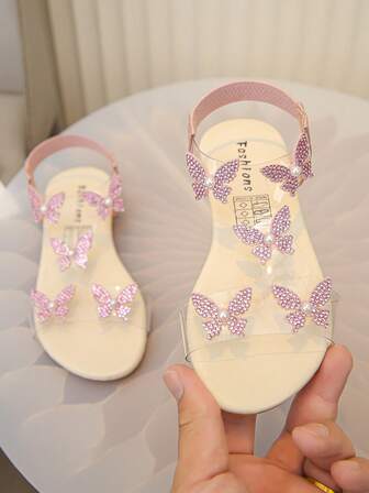 1双时尚闪亮漂亮女童蝴蝶装饰闪亮水钻透明平底凉鞋，仙女风格，适合夏季穿着