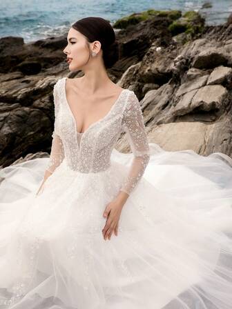 Vestido de novia de línea A con mangas largas, cuello en V doble, lujoso y elegante, con cuentas, lentejuelas y espalda descubierta, con cola