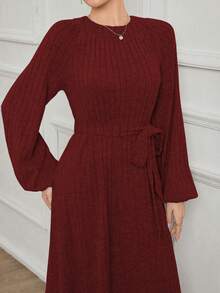 大码女式长款荷叶边下摆圆领系腰灯笼袖针织连衣裙，优雅日常穿着，春秋季节，适合开斋节、新年聚会以及办公室/休闲外出场合。 - 酒紅色 - 查看 6