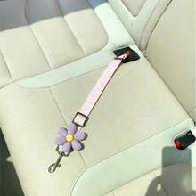 حزام أمان قابل للتعديل للكلاب والقطط مع سير قابل للسحب كالقيادة، أبزمة قفل ونظام تقييد للحيوانات الأليفة في المركبة - تصميم زهور وردي/أبيض (متوفر بألوان متعددة) للسفر بألوان وأنماط عشوائية - متعدد الألوان - مشاهدة 1