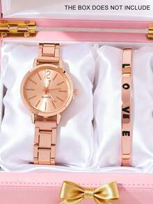 两枚简约优雅的女士石英表，搭配一条轻盈奢华的玫瑰金“LOVE”字母手链。金属表带与“LOVE”字母手链相得益彰，尽显品质感。佩戴舒适，既适合日常通勤的优雅气质，也适合约会和购物的甜蜜氛围。 - 彩色 - 查看 11