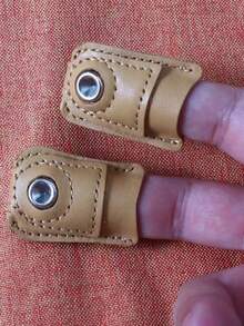 高品质浅棕色皮革顶针手指保护套 - 耐用硬币垫设计防滑握柄，舒适的手工缝制顶针，用于绗缝、编织、缝纫工艺配件、DIY缝纫工具，增强保护性和耐用性。 - 彩色 - 查看 4