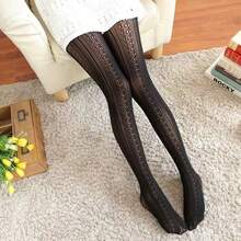 زوج من جوارب النساء الأنيقة والعتيقة - تصميم مفرغ رقيق، 100% بوليستر، قابل للغسل باليد، أبيض نقي، مناسب للأناقة، تشذيب بالدانتيل