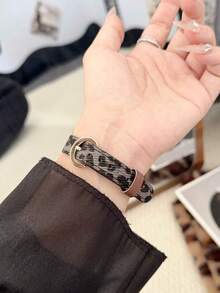 1 chiếc dây đeo đồng hồ da mỏng họa tiết da báo dành cho nữ, tương thích với Apple Watch Series 1/2/3/4/5/6/7/8/SE/Ultra 38mm/40mm/41mm/42mm/44mm/45mm/46mm/49mm, cũng phù hợp với Mi Band 3/4/5/6/7/8 phiên bản NFC. Thích hợp cho mùa xuân, hè, thu, đông, công sở, thể thao, tiệc tùng, hẹn hò. Một món quà tuyệt vời cho vợ, mẹ, người yêu vào Lễ Tạ ơn, sinh nhật. Dễ đeo, thời trang, giá cả phải chăng. - Hoa đen - Xem 6