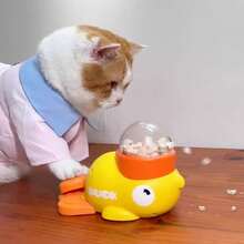 小黄鸭宠物漏尿装置 | 狗狗自娱自乐安抚工具：这款玩具采用按压旋转设计，能够激发狗狗的探索欲，无需插电，更加安全放心。可爱有趣的小黄鸭造型引人注目，既是玩具又是训练工具。耐用材质，适合狗狗使用，让宠物独自在家也能养成良好的饮食习惯。