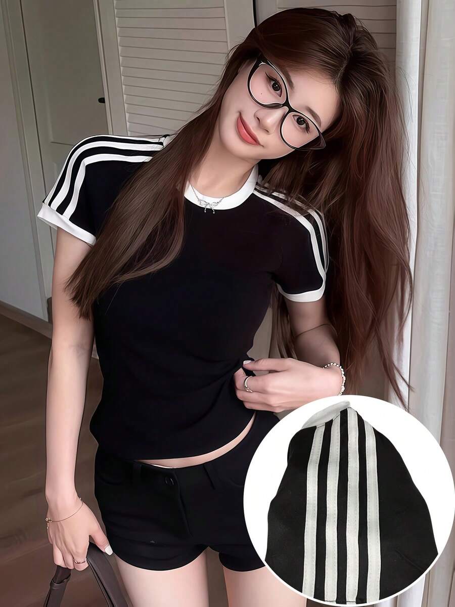 四条纹肩部短袖T恤，性感风格，时尚青春，修身剪裁，简约露脐休闲黑色上衣 - 黑色 - 查看 1