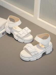 1 par de sandalias de cuña con suela gruesa blanca para niños, parte superior de PU plisada de unicolor suave y cómoda, diseño de correa simple de moda con punta redonda y tacón grueso de 4 cm, elegante y linda, adecuada para niños de 5 a 15 años para uso diario, vacaciones, playa, viajes, vacaciones, primavera/verano 2026 nueva llegada - Blanco - Ver 4