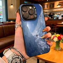 Cubierta de telefono con diseño de montaña nevada azul para iPhone 14 Pro Max funda protectora con imagen de escalador en nieve y texto 8000m ideal para uso diario en cafeterias y viajes - Negro - Ver 2