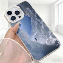 Cubierta de telefono con diseño de montaña azul para iPhone 14 Pro Max con texto So Cool y estampado de nieve y persona caminando ideal para uso diario en cafeterias y exteriores - Blanco - Ver 5