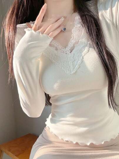 时尚女士白色涤纶长袖V领上衣，饰有精致撞色蕾丝，常规下摆，高弹力面料，穿着舒适，内衬保暖，休闲春季之选