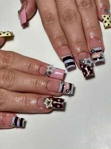 Juego de regalo de 24 uñas acrílicas cuadradas de tamaño mediano, con diseños de rayas de colores de caramelo, bloques de color rosa y marrón, diseños juguetones de lunares, corazones calados de cinco puntas, bolas de acero plateado redondeadas. Uñas postizas adecuadas para citas, fiestas, salidas y otras ocasiones. Las uñas postizas incluyen 1 pieza de gel de gelatina y 1 lima de uñas.