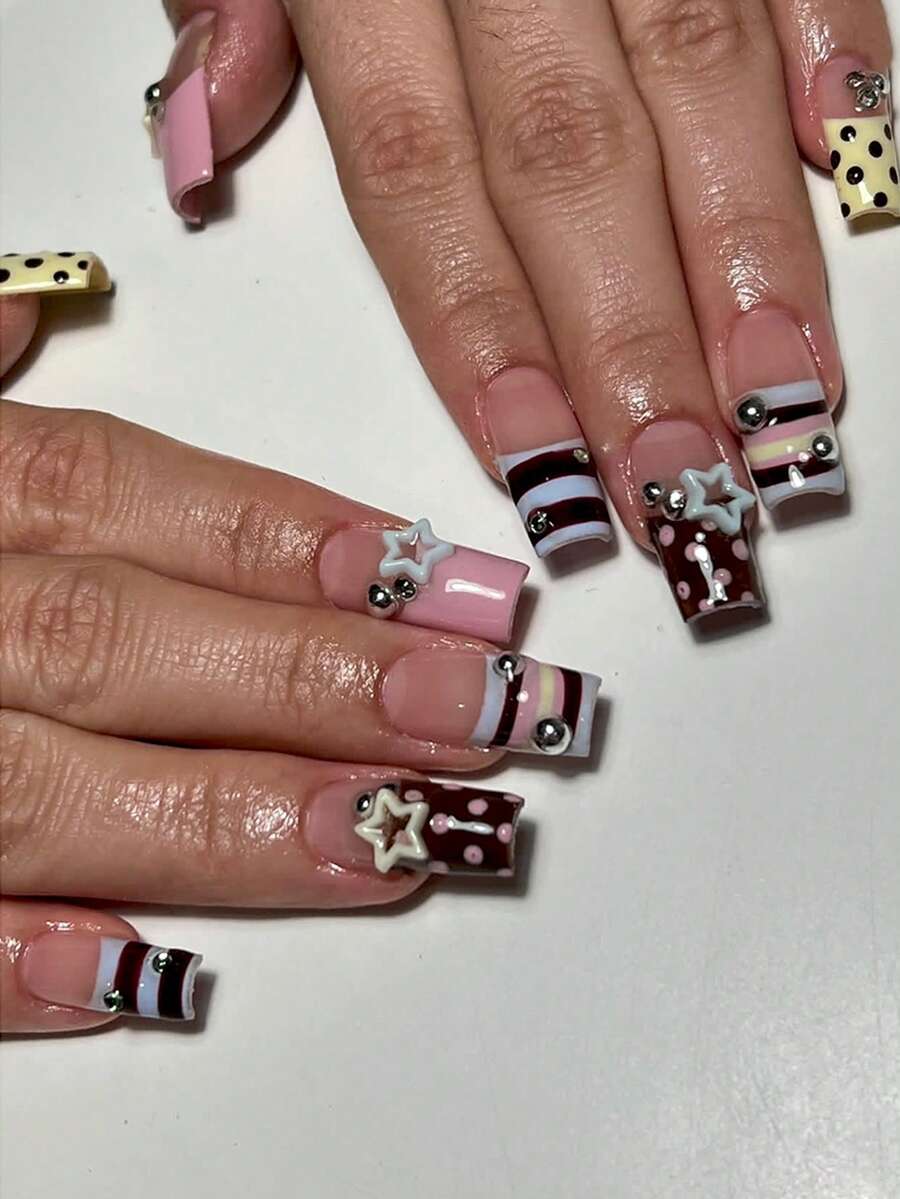 Juego de regalo de 24 uñas acrílicas cuadradas de tamaño mediano, con diseños de rayas de colores de caramelo, bloques de color rosa y marrón, diseños juguetones de lunares, corazones calados de cinco puntas, bolas de acero plateado redondeadas. Uñas postizas adecuadas para citas, fiestas, salidas y otras ocasiones. Las uñas postizas incluyen 1 pieza de gel de gelatina y 1 lima de uñas.