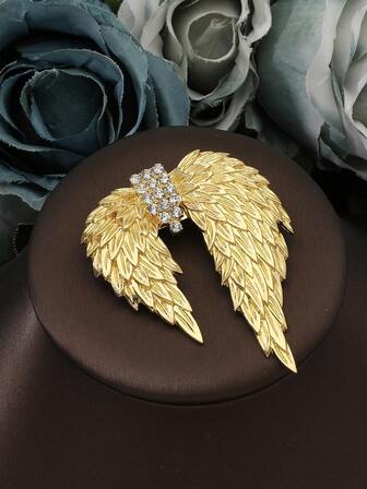 Elegant guldfärgad fjädervingebrosch med strassdetaljer, minimalistisk oregelbunden kavajnål för kostymer och modeaccessoarer