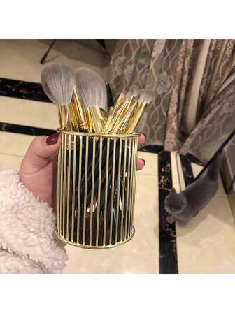 1个金色金属镂空化妆刷架，桌面收纳笔筒，多功能文具收纳，适用于办公室、梳妆台、宿舍，简约装饰