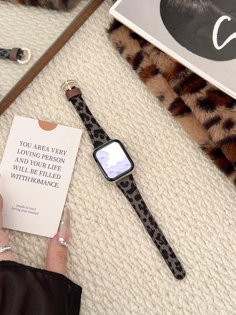 1 chiếc dây đeo đồng hồ da mỏng họa tiết da báo dành cho nữ, tương thích với Apple Watch Series 1/2/3/4/5/6/7/8/SE/Ultra 38mm/40mm/41mm/42mm/44mm/45mm/46mm/49mm, cũng phù hợp với Mi Band 3/4/5/6/7/8 phiên bản NFC. Thích hợp cho mùa xuân, hè, thu, đông, công sở, thể thao, tiệc tùng, hẹn hò. Một món quà tuyệt vời cho vợ, mẹ, người yêu vào Lễ Tạ ơn, sinh nhật. Dễ đeo, thời trang, giá cả phải chăng.