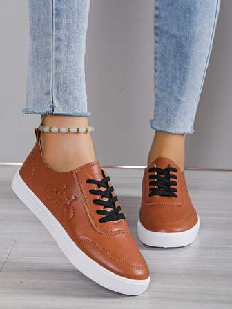 Zapatillas deportivas casuales blancas para mujer, zapatos deportivos blancos ligeros y cómodos de moda, adecuados para caminar, compras, uso diario, favorecedores para pies delgados o anchos, lindos zapatos blancos con cordones, delgados y cómodos