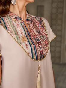 女士V领极简金色丝带饰边短袖日常阿拉伯风格连衣裙（后片印花图案随机） - 彩色 - 查看 6