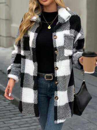 Damjacka med svart och vit rutig fleece i kontrastfärg, knappar fram och fickor i krage, vardagskläder med luddiga ytterkläder, svart och vit rutig vindjacka med slag