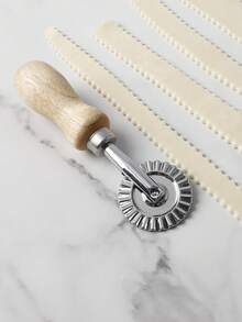 1pc Unisex Practical Wooden Handle Fluted Pastry Cutter - Stainless Steel, 7cm Diameter, Suitable For Making Dumpling Skins, Wontons, Pasta And Baked Goods, Comfortable Grip, Easy To Clean, Essential For Kitchen DIY, Ideal Gift For Holidays