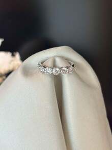 XUJIA 1枚925纯银4毫米圆形莫桑石戒指，D-E色，VVS1净度，结婚/周年纪念珠宝礼品