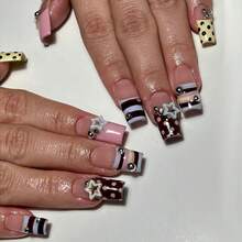 Juego de regalo de 24 uñas acrílicas cuadradas de tamaño mediano, con diseños de rayas de colores de caramelo, bloques de color rosa y marrón, diseños juguetones de lunares, corazones calados de cinco puntas, bolas de acero plateado redondeadas. Uñas postizas adecuadas para citas, fiestas, salidas y otras ocasiones. Las uñas postizas incluyen 1 pieza de gel de gelatina y 1 lima de uñas.