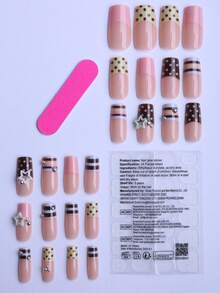 Juego de regalo de 24 uñas acrílicas cuadradas de tamaño mediano, con diseños de rayas de colores de caramelo, bloques de color rosa y marrón, diseños juguetones de lunares, corazones calados de cinco puntas, bolas de acero plateado redondeadas. Uñas postizas adecuadas para citas, fiestas, salidas y otras ocasiones. Las uñas postizas incluyen 1 pieza de gel de gelatina y 1 lima de uñas.