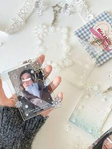 1个透明雪花亚克力3英寸卡套，适合青少年粉丝，小型卡片展示卡套，学生吊坠卡袋