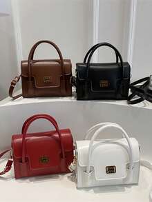 这款时尚百搭的纯色PU磁扣手提包，是一款街头风单肩/斜挎包，满足基本收纳需求，适合外出、聚会和日常使用。它也是送给朋友的理想圣诞礼物。