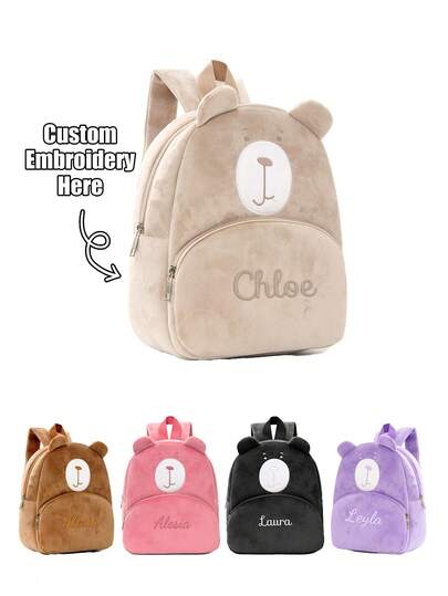 Questo semplice zaino con ricamo del viso di un orsacchiotto in peluche è una borsa a spalla elegante, morbida e soffice. Può essere personalizzato con il tuo nome, è uno zaino di stile autunnale/invernale, portatile e di grande capacità, con orecchie, una tasca frontale, una maniglia con cerniera e cinghie regolabili. Leggero, durevole e perfetto per viaggi casual, è ideale per uscite quotidiane, viaggi e attività all'aperto. È un regalo natalizio unico, comodo e pratico, e anche un ottimo regalo di compleanno.