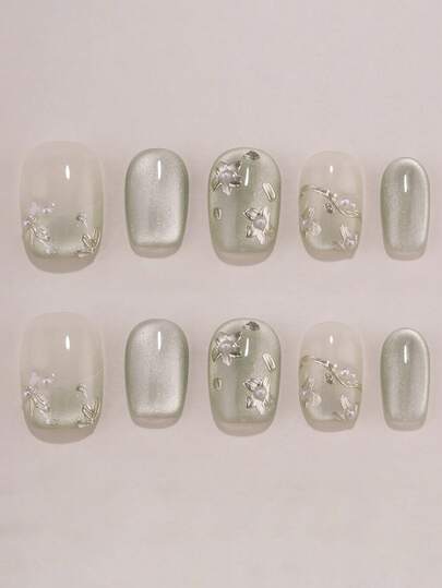 10片纯手工按压式美甲，中号方形美甲，底色为透明浅蓝绿色猫眼，如同玉髓凝结了一层水雾，自然散发出冷艳柔和的质感。