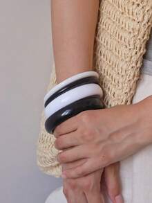 4件套优雅复古亚克力圆形手镯，简约设计，适合休闲和各种场合佩戴。 - 黑與白 - 查看 2