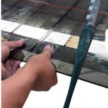 Corta vidrio de 5" marca Fletcher, ideal para realizar cortes firmes y exactos en vidrio plano. Su diseño compacto ofrece un agarre cómodo y un control estable durante el uso, facilitando trazos continuos y limpios. Fabricado con materiales resistentes para brindar un rendimiento confiable en trabajos manuales, proyectos de taller y aplicaciones generales donde se requiere precisión en el corte de vidrio. - Verde Oscuro - Ver 2