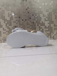 1 đôi dép xăng đan trẻ em đế dày màu bạc lấp lánh, chất liệu PU mềm mại sang trọng với nơ đính đá, thiết kế quai hậu và mũi tròn, dép xăng đan công chúa thoải mái và thời trang cho bé từ 3-15 tuổi, thích hợp cho mặc hàng ngày, dự tiệc, kỳ nghỉ, đi biển, mùa xuân/hè. - Bạc - Xem 10