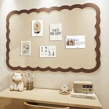 1块超大尺寸波浪纹边框毛毡板，自粘毛毡墙板（含约35枚彩色图钉），适用于办公室、家庭、教室，可用作毛毡公告板，自粘式设计，不会损坏墙面，可用于张贴便条、照片、日程安排等，可重复使用，亦可用作布艺照片和留言展示板，家居装饰挂件，适合圣诞节、万圣节、情人节、新年等节日庆祝活动。