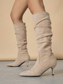 Botas de cano alto plissadas, estilo western, confortáveis e versáteis, em cores sólidas, perfeitas para viagens e férias, para o outono/inverno de 2025. Com salto baixo, modelo slip-on. - Damasco - Ver 6