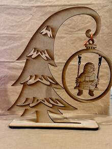 ¡Lleva la magia navideña a tu hogar! ✨ Hermoso Árbol de Navidad en MDF con esfera de Santa Claus en columpio, ideal para decorar mesas, escritorios, repisas o regalar en estas fiestas. Hecho en MDF de alta calidad, perfecto para pintar, personalizar y darle tu propio estilo. ¡Un detalle único que llena cualquier espacio de espíritu navideño! - Caqui - Ver 1