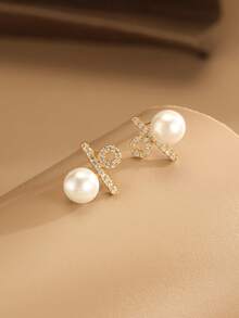 一对925纯银耳环，镶嵌立方氧化锆和淡水珍珠，饰以百分比符号设计，独特时尚珠宝，是送给女性、女友、母亲、朋友的礼物，日常佩戴佳品。