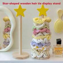 简约时尚的木质发夹收纳架，适用于卧室梳妆台、化妆桌等多种场合。主体采用天然木色，无多余图案，保留木材的天然纹理。圆柱形框架，分层设计，方便取用。表面光滑无毛刺，圆角设计不会损伤发饰。集收纳和展示功能于一体，可整齐收纳发圈、发带、发夹等发饰。 - 彩色 - 查看 11