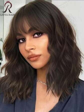 Una mujer con una peluca sintética natural marrón de 16 pulgadas con ondas rizadas y flequillo