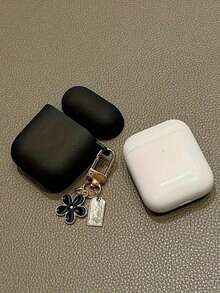 樱花纯黑耳机保护套，适用于所有型号（1代、2代、3代、Pro、Pro 2、Pro 3），防刮擦 - 帶掛件 - 查看 2