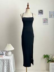 Modna, seksowna, jednokolorowa, sznurowana sukienka z odkrytymi plecami i wysokim rozcięciem